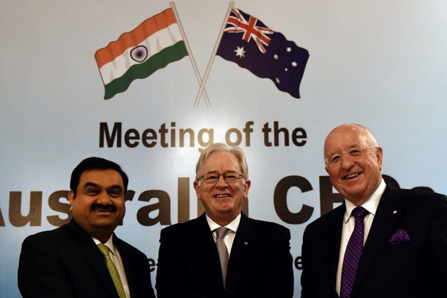 Tỉ phú Ấn Độ Gautam Adani (ngoài cùng bên trái) trong một bức ảnh chụp chung với các doanh nhân, chính khách năm 2015. Ảnh: AFP