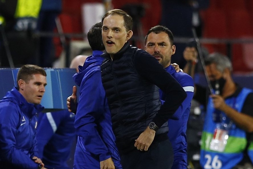 Thomas Tuchel (áo đen) và trợ lý thân cận Zsolt Low (phía sau) trong màu áo Chelsea. Ảnh: AFP