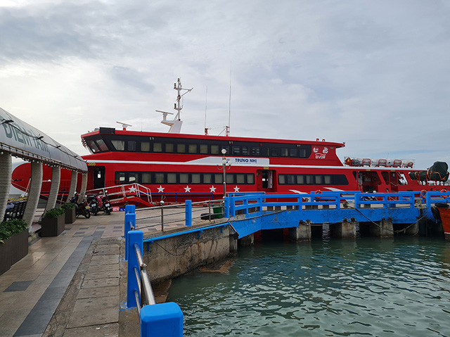 Tàu cao tốc Trưng Nhị neo đậu tại bến Cầu Đá, Phường 2, TP. Vũng Tàu, sẵn sàng phục vụ hành khách. Ảnh: Báo Bà Rịa-Vùng Tàu