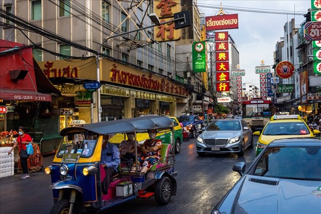 Xe tuktuk trên đường phố thủ đô Bangkok, Thái Lan. Ảnh: AFP