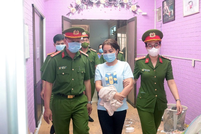 Công an dẫn giải bị can Nguyên. Ảnh: Công an Trà Vinh 