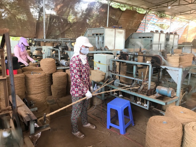 Xe chỉ xơ dừa làm nguyên liệu dệt thảm xơ dừa. (Ảnh: Nông nghiệp Việt Nam)