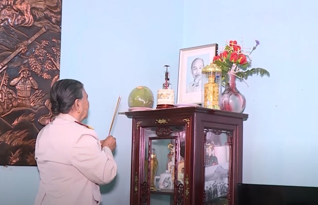 Anh hùng lực lượng vũ trang Nhân dân Ngô Thị Tuyển thắp hương tưởng nhớ Bác Hồ
