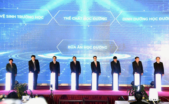 Thủ tướng Phạm Minh Chính và các đồng chí lãnh đạo thực hiện nghi thức Công bố Chương trình Sức khỏe học đường. (Ảnh: TRẦN HẢI)