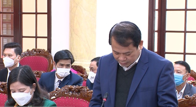 Đồng chí Nguyễn Văn Hùng, Ủy viên Ban Thường vụ, Trưởng ban Tổ chức Tỉnh ủy công bố quyết định của Ban Thường vụ Tỉnh ủy về việc tặng Huy hiệu Đảng cho các đồng chí nguyên lãnh đạo tỉnh.