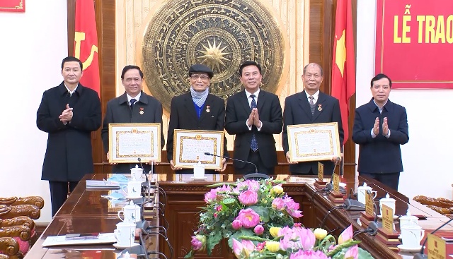 Đồng chí Bí thư Tỉnh ủy Đỗ Trọng Hưng và các đồng chí Phó Bí thư Tỉnh ủy chúc mừng các đồng chí nguyên lãnh đạo tỉnh được trao tặng Huy hiệu Đảng lần này.