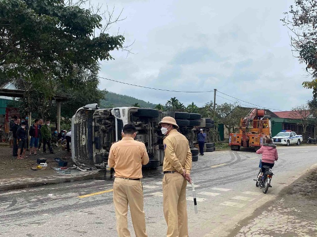 Xe đầu kéo lật trên quốc lộ 15A