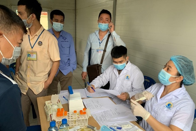 Xét nghiệm kiểm tra chất ma túy lái xe ở Bến xe Mỹ Đình (Hà Nội) trước khi xuất bến. Ảnh: ĐT