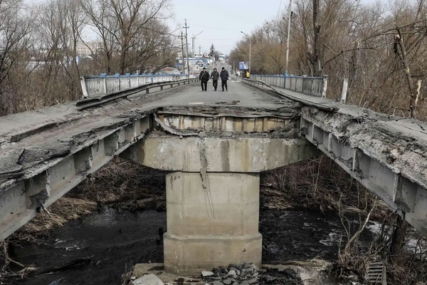 Cơ sở hạ tầng bị phá hủy tại Ukraine. Ảnh: The Guardian