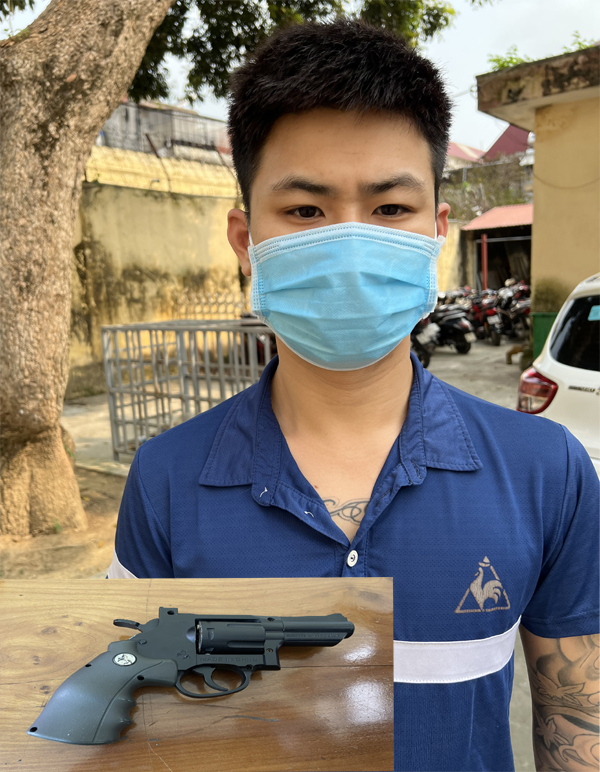 Đối tượng Trần Văn Linh  và khẩu súng gây án