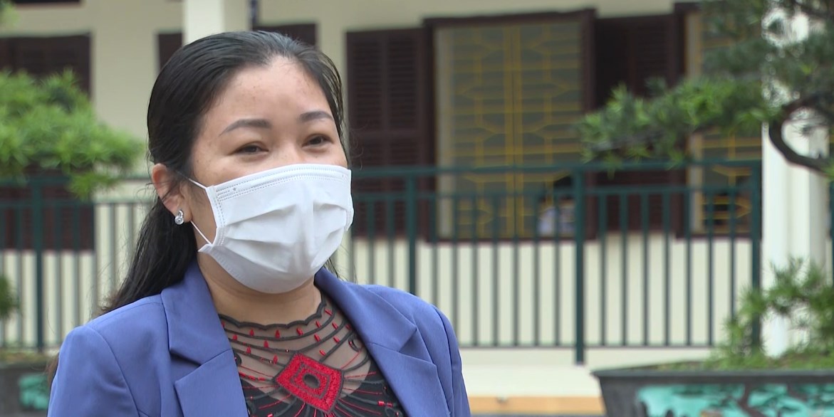 Bà Lê Thị Huyền - Phó Hiệu trưởng trường Phổ thông Dân tộc Nội trú Lang Chánh, huyện Lang Chánh, tỉnh Thanh Hoá: Phát hiện trường hợp F0, chúng tôi cách ly tạm thời tại trường. Khi gia đình có nguyện vọng đưa các cháu về nhà cách ly tại nhà thì nhà trường cho về. Còn nếu nhà không đủ điều kiện cách ly thì chúng tôi cách ly tại trường và tổ chức chăm sóc, điều trị tại trường một cách chu đáo. Trong thời gian dịch bệnh rất phức tạp, nhà trường hạn chế cho các cháu di chuyển về nhà nhằm tránh sự tiếp xúc với bên ngoài để hạn chế được nguồn lây. 