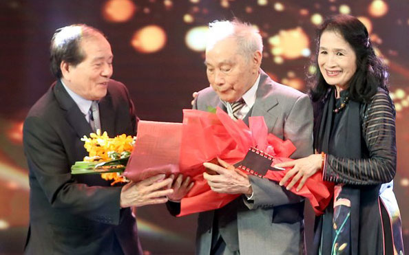 Nhà biên kịch Hoàng Tích Chỉ được vinh danh tại Lễ trao giải thưởng Cánh diều năm 2015. (Ảnh: Thể thao và Văn hóa)