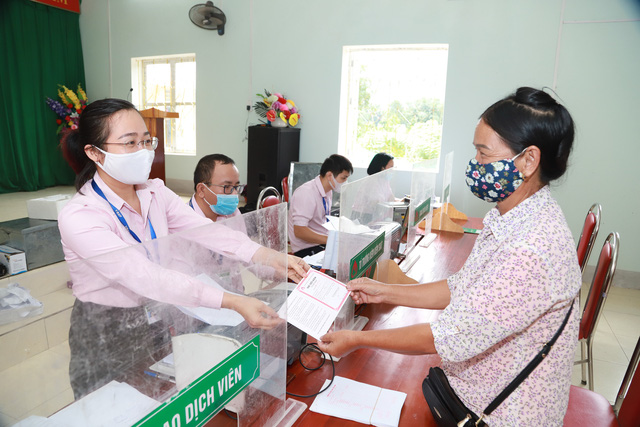 Chị em phụ nữ tích cực tham gia gửi tiền tiết kiệm tại NHCSXH - Ảnh: VGP/Yên Hưng