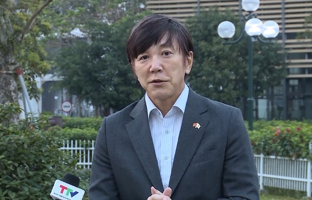 Ông NAKAJIMA Takeo Trưởng đại diện JETRO Tại hà Nội: Trước khi tổ chức chúng tôi nghĩ là tình hình dịch bệnh thế này rất khó tập hợp được các doanh nghiệp tham gia khaỏ sát, vậy nhưng đã có 30 doanh nghiệp của Nhật Tham gia. Chứng tỏ, Doanh nghiệp Nhật Bản rất quan tâm đến môi trường đầiu tư Thanh Hoá, DN Cũng nhìn nhận được sắp tới đây du lich ở Thanh Hoá sẽ khởi sắc và họ nhìn thấy sự khởi sắc của Thanh Hoá nên họ tích cực đăng ký tham gia chuyến khảo sát này