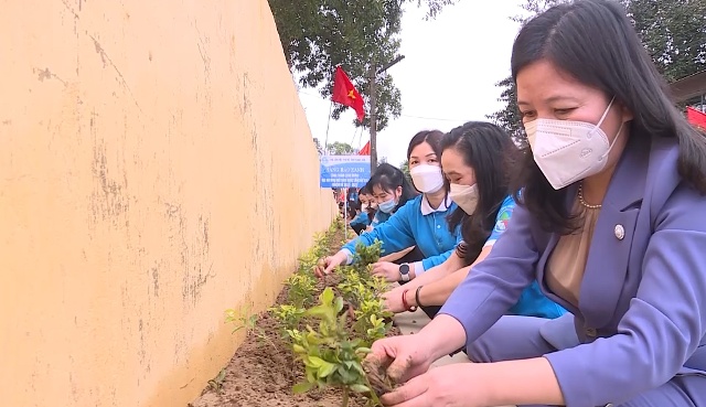 Các đại biểu cùng cán bộ, hội viên, phụ nữ xã Trường Xuân trồng cây mắt ngọc tại tuyến đường thôn Long Linh Ngoại 2.