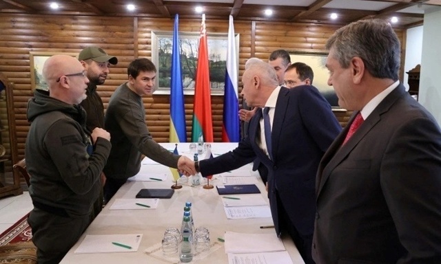 Các quan chức Nga và Ukraine tham gia cuộc đàm phán lần hai tại Belarus, ngày 3/3/2022. Ảnh: Reuters.