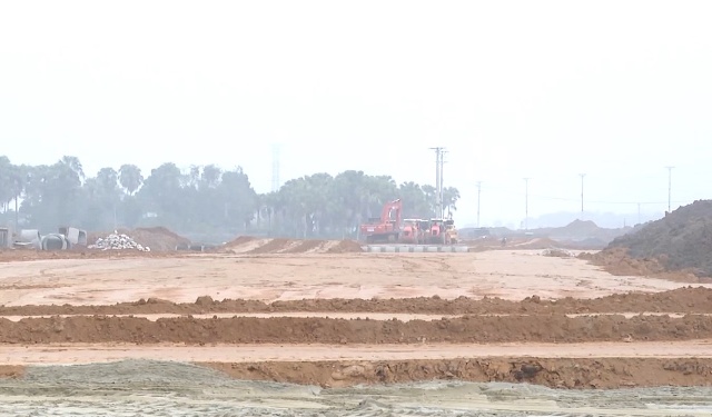 Một số mũi thi c&ocirc;ng phải tạm dừng chờ nguồn đất đắp v&agrave; b&igrave;nh ổn gi&aacute; nguy&ecirc;n vật liệu.