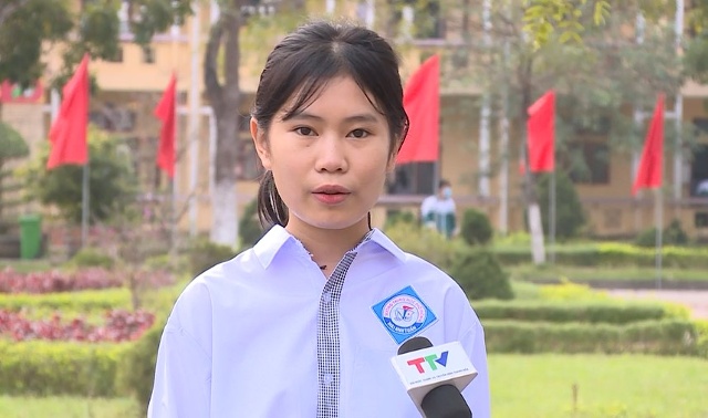 Em Mai Thị Mai, học sinh trường THPT Mai Anh Tuấn, huyện Nga Sơn: Khi được cử tham gia lớp bồi dưỡng cảm tình Đảng là một vinh dự của bản thân em cũng như gia đình. Qua lớp bổi dưỡng em nhận thức rõ hơn về Đảng cộng sản Việt Nam. Mục tiêu của em sẽ tiếp tục nỗ lực rèn luyện để hoàn thiện bản thân, cố gắng học tập thật tốt, nỗ lực hơn trong các hoạt động của đoàn trường cũng như công tác tình nguyện tại địa phương.
