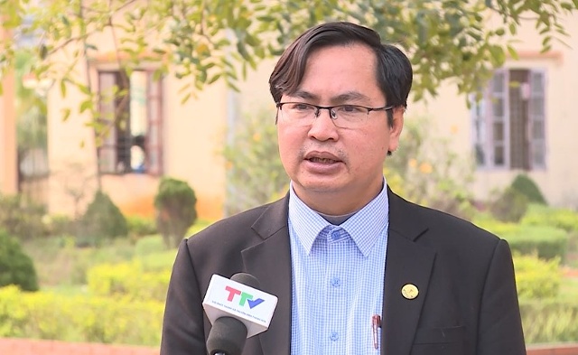 Thầy Mai Sỹ Thủy, Hiệu trưởng trường THPT Mai Anh Tuấn, huyện Nga Sơn: Đảng bộ nhà trường xác định công tác phát triển Đảng là một nhiệm vụ quan trọng, thường xuyên. Phấn đấu hàng năm sẽ kết nạp được từ 8-10 quần chúng ưu tú là học sinh vào Đảng.