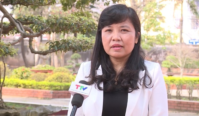 Cô Hồ Thị Anh, Bí thư chi bộ Văn- Ngoại ngữ, Trường THPT Ba Đình, huyện Nga Sơn: Chi bộ Văn- Ngoại ngữ luôn xác định việc bồi dưỡng, phát triển đảng viên mới là nhiệm vụ quan trọng của chi bộ, cũng như của Đảng bộ. Chính vì vậy ngay từ đầu năm, đầu khóa, mỗi nhiệm kỳ, Chi ủy đều thống nhất xây dựng kế hoạch phát triển đảng viên ngay từ đầu năm lớp 10, giao nhiệm vụ cho từng đồng chí giáo viên chủ nhiệm phát hiện và trực tiếp theo dõi, giao nhưng công việc có thử thách để các em rèn luyện phấn đấu.