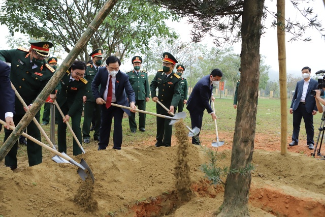 Đồng chí Vương Đình Huệ, Ủy viên Bộ Chính trị, Chủ tịch Quốc hội trồng cây lưu niệm