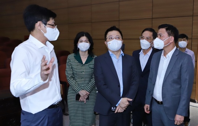 Đồng chí Phó Trưởng ban Tuyên giáo Trung ương, Tổng Biên tập Báo Nhân Dân, Chủ tịch Hội Nhà báo Việt Nam Lê Quốc Minh và đồng chí Bí thư Tỉnh ủy, Chủ tịch HĐND tỉnh Đỗ Trọng Hưng thăm trường quay tổng hợp Đài Phát thanh và Truyền hình Thanh Hóa.