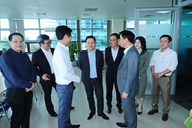 Đồng chí Phó Trưởng ban Tuyên giáo Trung ương, Tổng Biên tập Báo Nhân Dân, Chủ tịch Hội Nhà báo Việt Nam Lê Quốc Minh và đồng chí Bí thư Tỉnh ủy, Chủ tịch HĐND tỉnh Đỗ Trọng Hưng thăm Phòng Thời sự Đài Phát thanh và Truyền hình Thanh Hóa.   