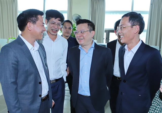 Đồng chí Phó Trưởng ban Tuyên giáo Trung ương, Tổng Biên tập Báo Nhân Dân, Chủ tịch Hội Nhà báo Việt Nam Lê Quốc Minh và đồng chí Bí thư Tỉnh ủy, Chủ tịch HĐND tỉnh Đỗ Trọng Hưng trao đổi với đồng chí Giám đốc Đài PT&TH Thanh Hóa Phạm Văn Báu về hoạt động của Đài.