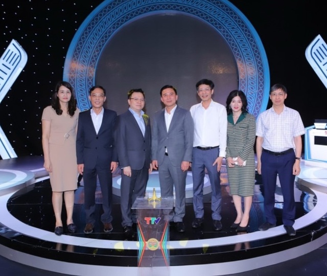 Các đồng chí: Lê Quốc Minh, Ủy viên Trung ương Đảng, Phó Trưởng ban Tuyên giáo Trung ương, Tổng Biên tập Báo Nhân Dân, Chủ tịch Hội Nhà báo Việt Nam; Đỗ Trọng Hưng, Ủy viên Trung ương Đảng, Bí thư Tỉnh ủy, Chủ tịch HĐND tỉnh; Đầu Thanh Tùng, Tỉnh ủy viên, Phó Chủ tịch UBND tỉnh và lãnh đạo Hội Nhà báo Thanh Hóa chụp ảnh lưu niệm với Ban Giám đốc Đài Phát thanh và Truyền hình Thanh Hóa.