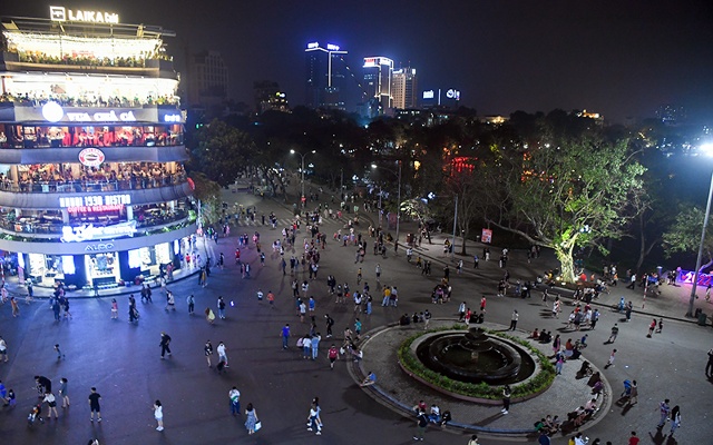 Phố đi bộ khu vực hồ Hoàn Kiếm hoạt động trở lại thu hút nhiều người dân Thủ đô và khách du lịch đến vui chơi, tham quan dịp cuối tuần. (Ảnh HOÀNG HIẾU)
