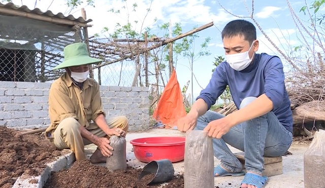 ông Ngô Văn Châu và con trai là anh Ngô Văn Chung ở thôn Yên Doãn, xã Đông Yên, huyện Đông Sơn l