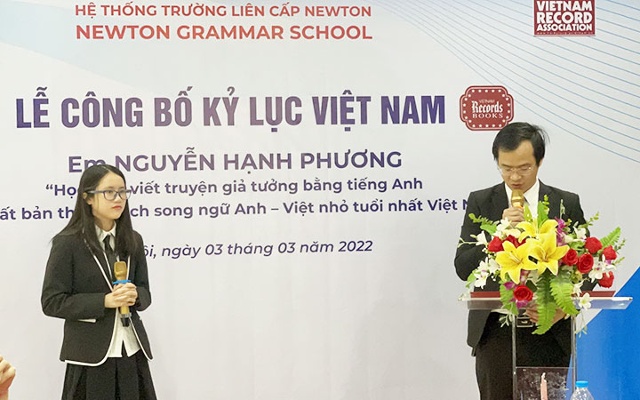 Tác giả Nguyễn Hạnh Phương (bên trái) tại sự kiện trao kỷ lục. (Ảnh nhân vật cung cấp)