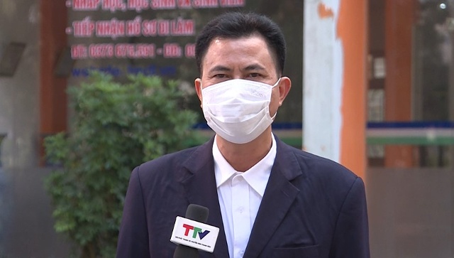 Ông  Lương Văn Sinh, Hiệu trưởng trường Trung cấp nghề thương mại du lịch Thanh Hóa: Do ảnh hưởng của dịch Covid-19, nhà trường đã áp dụng linh hoạt giữa học online và học trực tiếp. Nhà trường đã phân chia thành các nhóm, nhóm lý thuyết học online, đối với học thực hành thì xác định nhóm ngành nghề nào thì tổ chức học trực tuyến, nhóm nghề nào thì học trực tiếp…nhờ vậy mà chất lượng đào tạo và con số tốt nghiệp hàng năm của nhà trường vẫn được đảm bảo.