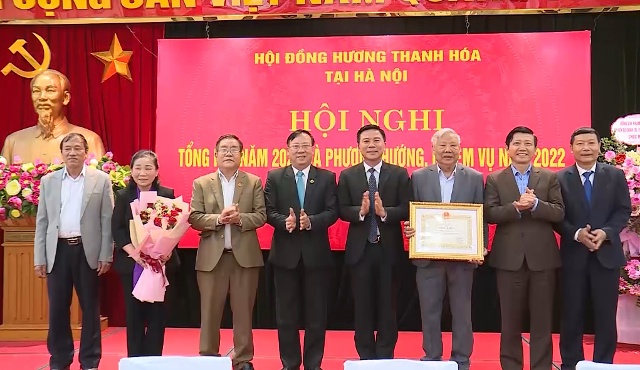 Đồng chí Bí thư Tỉnh ủy, Chủ tịch HĐND tỉnh Đỗ Trọng Hưng trao tặng Bằng khen của Chủ tịch UBND tỉnh cho Ban liên lạc Hội ĐH Thanh Hóa tại Hà Nội.