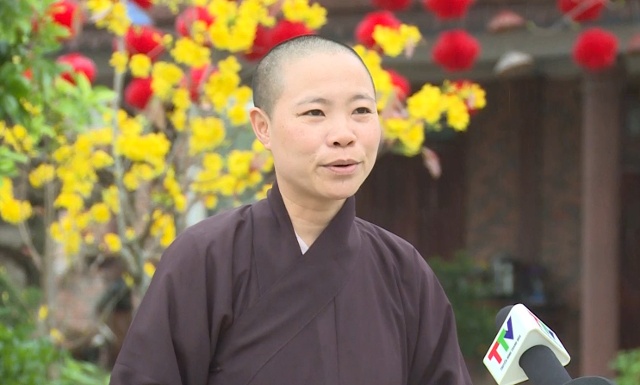 A/hình: Sư thầy Thích Đàm Ngoan - Trụ trì chùa Hồi Long, xã Hoằng Thanh, huyện Hoằng Hóa, Thanh Hóa.  (Chùa đầu tư khôi phục từ 2009. Chùa khôi phục giữ trên nét văn hóa của Phật giáo, chùa xây dựng chữ công xen lẫn kiến trúc công đình với các loại gỗ quí với tồng diện tích 5ha. Hiện tại chùa đã hoàn thiện 1 khu tâm linh và Trung tâm xã hội với kinh phí tổng 100 tỷ. Lượng khách đến đông, dịp mùa du lịch, mỗi ngày có từ 500-1000 khách. Khách đến thành tâm kính lễ và hướng đến những điều thiện trong cuộc sống)