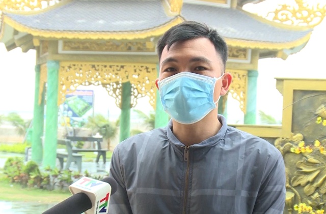 A /hình: Du khách Phan Hoài Hương- huyện Hoằng Hóa  Chùa ở đây đẹp, lưng dựa núi, mắt nhìn ra biển đông. Về đây được lễ phật thấy an lòng thanh tịnh, được trở về với thiện nguyện đúng như lời dạy của đức Phật. 
