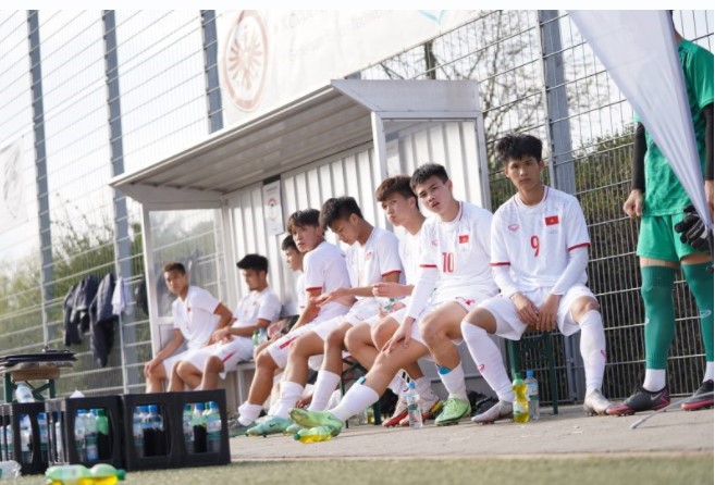 U17 Việt Nam giành vé dự FIFA U17 World Cup 2026 sau màn ngược dòng cảm xúc- Ảnh 1. U17 Việt Nam đã thu được gì sau 1 tuần tập huấn tại Frankfurt?
