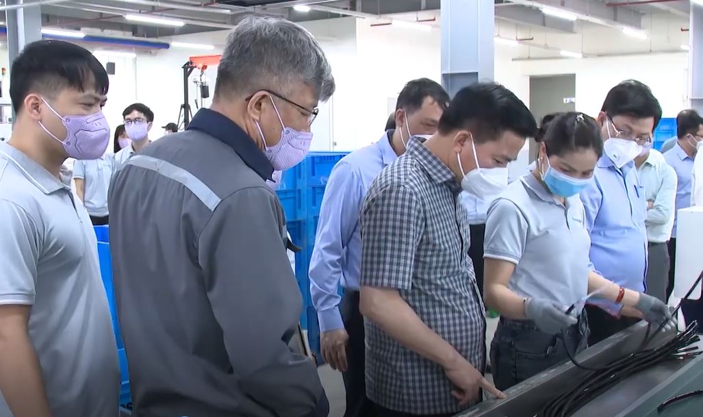 Đồng ch&iacute; B&iacute; thư Tỉnh ủy Đỗ Trọng Hưng thăm điều kiện l&agrave;m việc v&agrave; đời sống c&ocirc;ng nh&acirc;n Nh&agrave; m&aacute;y sản xuất d&acirc;y điện &ocirc; t&ocirc; tại C&ocirc;ng ty Ds Hitech (H&agrave;n Quốc) ở Khu c&ocirc;ng nghiệp thị x&atilde; Bỉm Sơn.