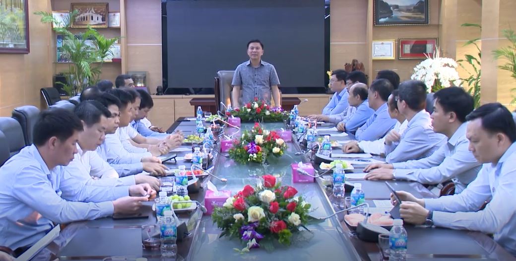 Đồng ch&iacute; B&iacute; thư Tỉnh ủy Đỗ Trọng Hưng ph&aacute;t biểu tại buổi l&agrave;m việc với C&ocirc;ng ty TNHH Long Sơn.