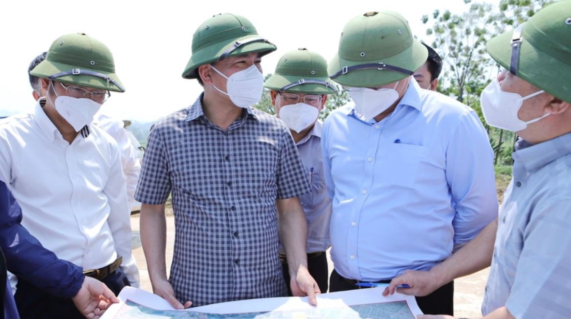 Đồng ch&iacute; B&iacute; thư Tỉnh ủy Đỗ Trọng Hưng kiểm tra tiến độ đường giao th&ocirc;ng nối thị x&atilde; Bỉm Sơn v&agrave; huyện Nga Sơn.