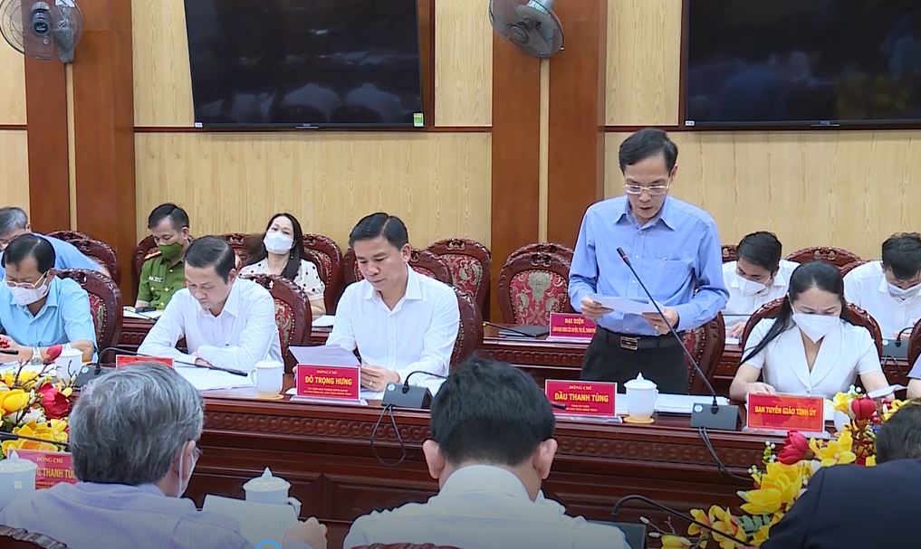 Đồng chí Phó Chủ tịch UBND tỉnh Đầu Thanh Tùng trình bày báo cáo kết quả thực hiện việc sắp xếp các đơn vị hành chính cấp xã giai đoạn 2019-2021 trên địa bàn tỉnh Thanh Hóa.