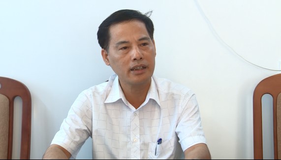 Ông Lê Văn Lục-  Chủ tịch UBND phường Đông Hương, thành phố Thanh Hóa:  &quot;Kiểm tra hồ sơ, khu vực này từ năm 2013 đến nay bị ngập úng, không có hộ nào đang sản xuất. Chỉ có nhà bà Bằng đang tận dụng để thả cá tuy nhiên qua kiểm tra không có cơ sở đền bù theo quy định của luật đất đai và quy định giải phóng mặt bằng. Hiện nay UBND phường đã làm việc với các hộ, trả lời từng hộ &quot;.