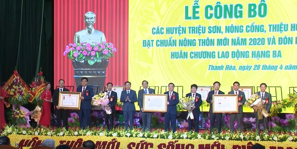 Đồng chí Bí thư Tỉnh ủy Đỗ Trọng Hưng trao Huân chương Lao động hạng Ba cho 3 huyện Triệu Sơn, Nông Cống và Thiệu Hóa.
