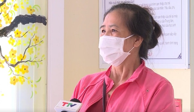 Bà Lê Thị Dung, Phụ huynh học sinh: Gia đình rất yên tâm cho cháu đến trung tâm học, đến bây giờ cháu cũng đã có những biến chuyển rất nhiều.