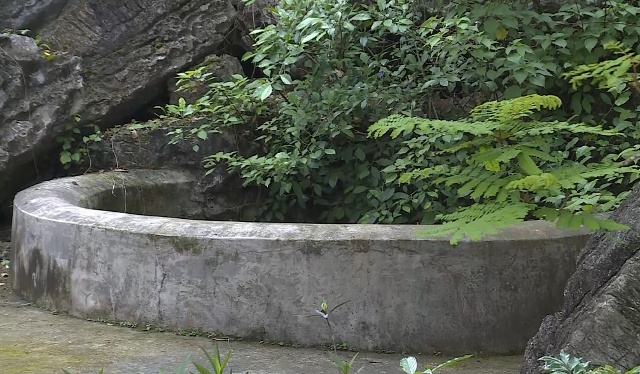 Giếng nước n&agrave;y l&agrave; nơi ng&agrave;y ng&agrave;y, d&acirc;n qu&acirc;n l&agrave;ng Đ&ocirc;ng Sơn g&aacute;nh nước l&ecirc;n đồi cho bộ đội...