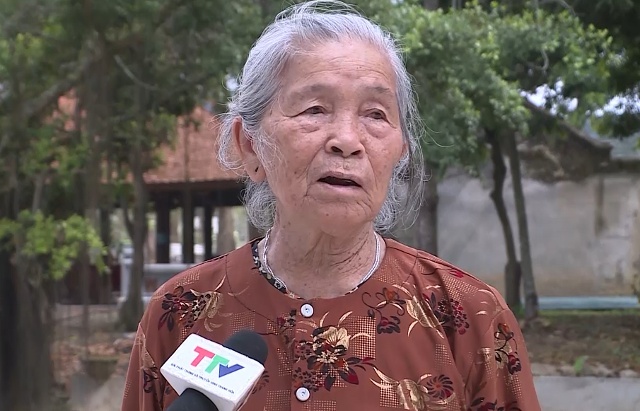 B&agrave; Lương Thị Thơ-Cựu d&acirc;n qu&acirc;n l&agrave;ng Đ&ocirc;ng Sơn, phường H&agrave;m Rồng, th&agrave;nh phố Thanh H&oacute;a: H&ocirc;m m&ugrave;ng 3, m&ugrave;ng 4 cả l&agrave;ng tham gia, ngụy trang l&ecirc;n xanh n&uacute;i. Bất cứ trận địa n&agrave;o c&oacute; bom, c&oacute; đạn, chị em cũng tham gia. Con t&ocirc;i 2 đứa gửi trong hang, khi n&agrave;o cần th&igrave; đi đắp bờ v&ugrave;ng, bờ thửa, ngụy trang cho bộ đội.