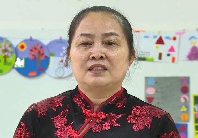 Cô giáo Nguyễn Thị Hương - Hiệu trưởng trường mầm non Quảng Tâm, thành phố Thanh Hóa, tỉnh Thanh Hóa: "Thông qua làm đồ dùng đồ chơi giúp cho các cô giáo nâng cao tay nghề, nắm vững hơn về năng lực, chuyên môn. Khi làm đồ dùng đồ chơi, các cô giáo biết cách vận dụng đồ chơi vào bài học như thế nào , hoạt động nào, đối với môn học nào và tùy theo từng độ tuổi của các con, đồng thời giúp các bé được được học trải nghiệm. "