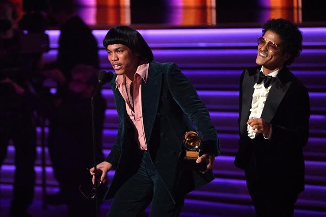 Nhóm nhạc Silk Sonic - gồm hai thành viên Bruno Mars và Andenson Paak - đoạt giải  &quot;Bài hát của năm &quot; cho ca khúc  &quot;Leave the Door Open &quot; tại lễ trao giải Grammy ngày 3/4/2022. Ảnh: AFP/ TTXVN