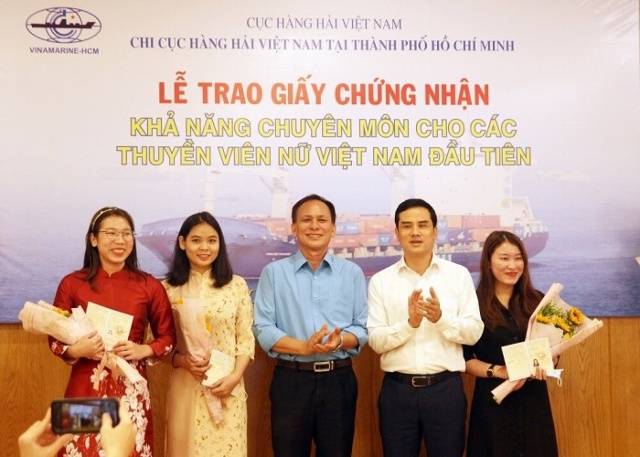 Lãnh đạo Cục Hàng hải Việt Nam trao giấy chứng nhận khả năng chuyên môn cho các nữ thuyền viên. Ảnh: M.H