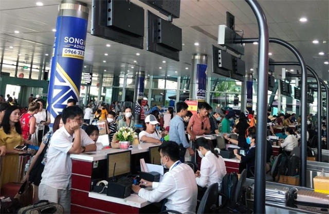 Hành khách làm thủ tục tại sân bay Phù Cát (ảnh ACV)